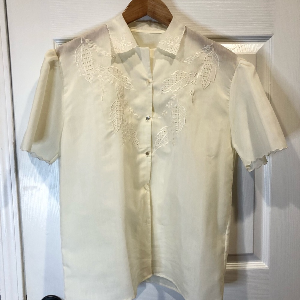 Cottagecore - Sweet little 1980s button up shirt with appliqué work